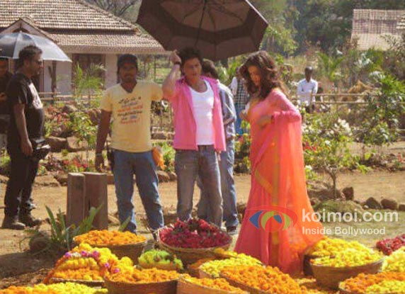 Shah Rukh Khan And Deepika Padukone In Chennai Express Working Still