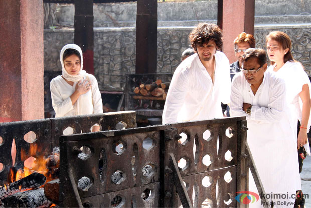 Sonu Nigam’s Mother’s Funeral Pic 2