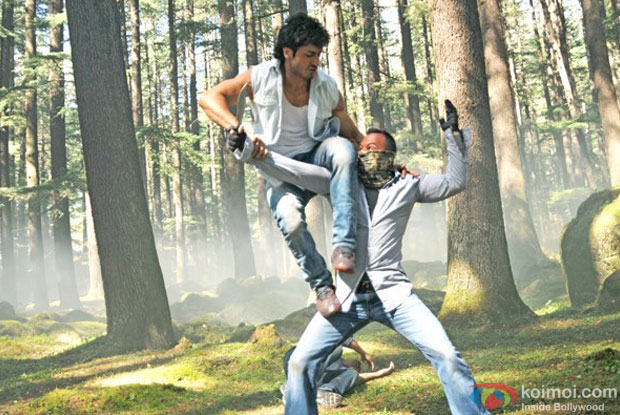 Vidyut Jamwal action scene still from Commando Movie