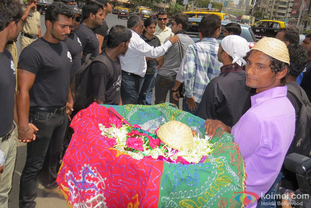 Red and green chaddar for Emraan Hashmi to take iside the Haji Ali dargah