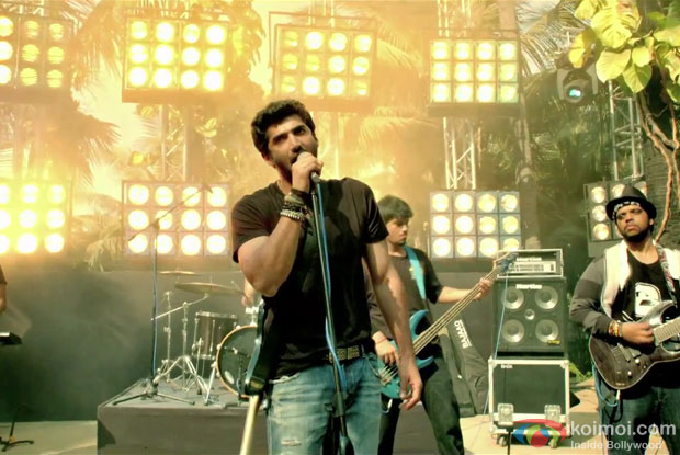 Aditya Roy Kapur in Milne Hai Mujhse Aayi Song in Aashiqui 2 Movie Stills