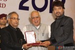 Pranab Mukherjee giving award to Irrfan Khan