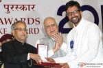 Pranab Mukherjee giving award to Javed Jaffrey