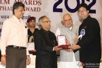 Pranab Mukherjee giving award to Prasoon Joshi