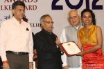 Pranab Mukherjee giving award to Tannishtha Chatterjee