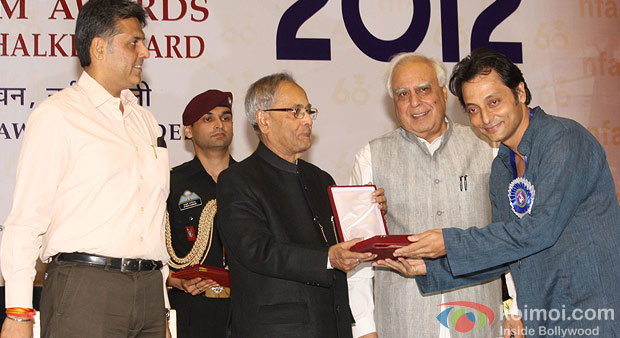 Pranab Mukherjee presenting the Best Screenplay Award to Sujoy Ghosh at the 60th National Film Awards 2012