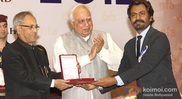 Pranab Mukherjee presenting the Special Jury Award to Nawazuddin Siddiqui at the 60th National Film Awards 2012
