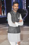 Dhanush Promotes Raanjhanaa On The Sets Of 'Jhalak Dikhla Jaa' Pic 2