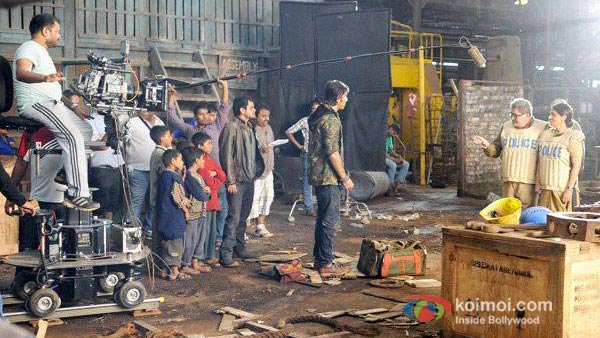 Ranbir Kapoor, Neetu Kapoor And Rishi Kapoor on The Sets of Besharam