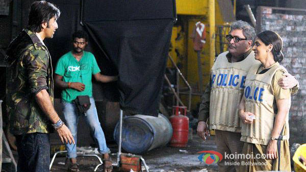 Ranbir Kapoor, Neetu Kapoor And Rishi Kapoor on The Sets of Besharam