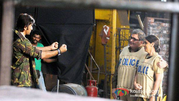 Ranbir Kapoor, Neetu Kapoor And Rishi Kapoor on The Sets of Besharam