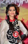 Sonam Kapoor Promotes Raanjhana in Reliance Digital Pic 2