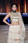 Sonam Kapoor Promotes Raanjhanaa On The Sets Of 'Jhalak Dikhla Jaa' Pic 1
