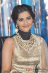 Sonam Kapoor Promotes Raanjhanaa On The Sets Of 'Jhalak Dikhla Jaa' Pic 3