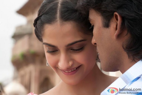 Sonam Kapoor and Dhanush in Raanjhnaa Movie Stills