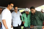 Akshay Kumar And Ramesh S. Taurani On the sets of Entertainment Pic 1