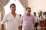 Akshay Kumar And Ramesh S. Taurani On the sets of Entertainment Pic 3