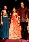 Dia Mirza walks the ramp at LFW 2013 Pic 5