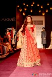 Dia Mirza walks the ramp at LFW 2013 Pic 1