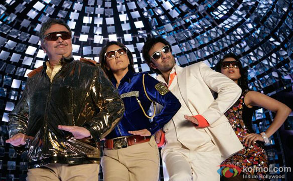 Rishi Kapoor, Neetu Kapoor Ranbir Kapoor and Pallavi Sharda in Chal Hand Uthake Nachche Song from Besharam Movie