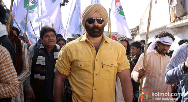 Johnny Lever and Sunny Deol in a still from Singh Saab The Great