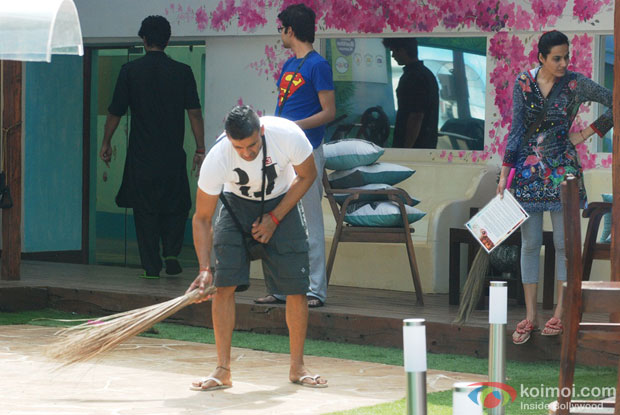 Sangram working (Bigg Boss 7's house)