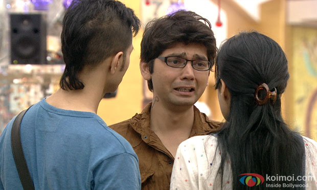 Vivek breaks down (Bigg Boss 7's house)