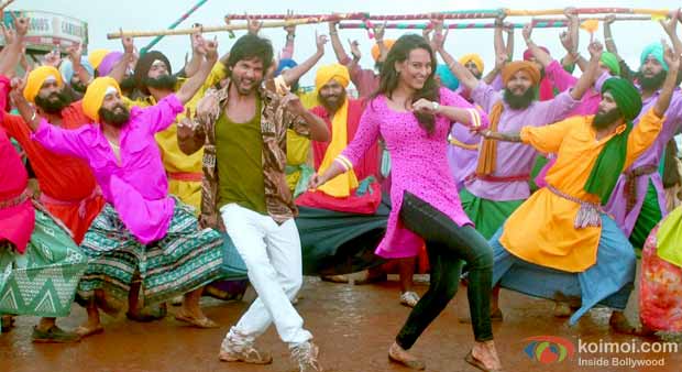 Shahid Kapoor and Sonakshi Sinha in a still from R... Rajkumar