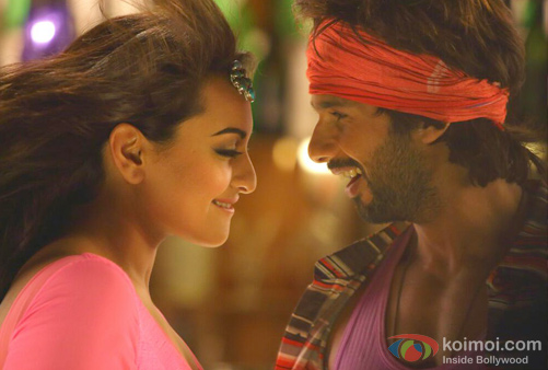 Shahid Kapoor and Sonakshi Sinha in a still from R...Rajkumar