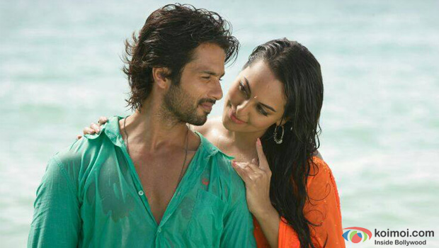 Shahid Kapoor and Sonakshi Sinha in a still from R... Rajkumar 