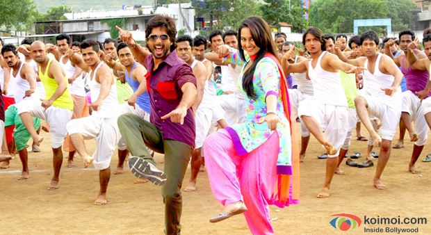 Sonakshi Sinha and Shahid Kapoor in a Still from R… Rajkumar