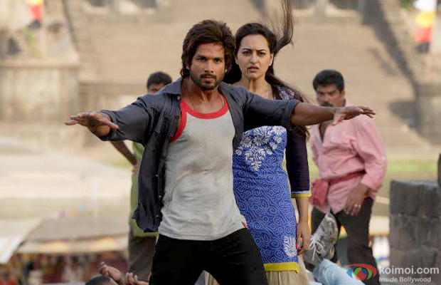 Shahid Kapoor and Sonakshi Sinha in a still from R... Rajkumar