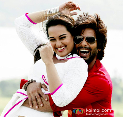 Sonakshi Sinha and Shahid Kapoor in a still from R… Rajkumar