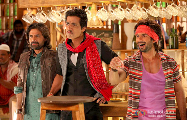Sonu Sood and Shahid Kapoor in a still from R… Rajkumar