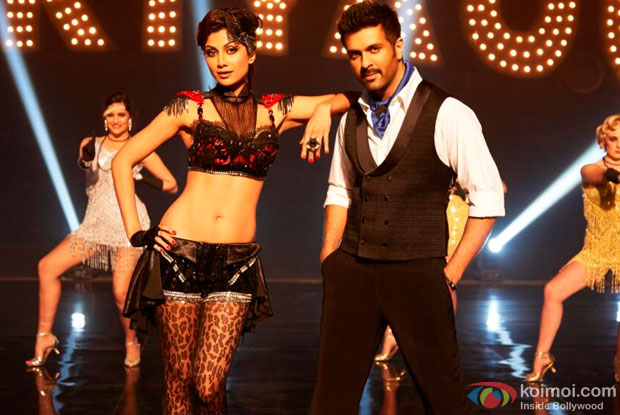 Shilpa Shetty and Harman Baweja in a 'Tu Mere Type Ka Nahi Hai' song still from movie 'Dishkiyaoon'