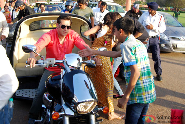 Salman Khan and Jacqueline Fernandez on the sets of movie ‘Kick.’