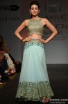 Karisma Kapoor walks the ramp at 'Lakme Fashion Week' 2014 Pic 1