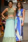 Karisma Kapoor walks the ramp at 'Lakme Fashion Week' 2014 Pic 2