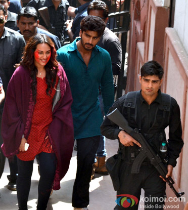 Sonakshi Sinha and Arjun Kapoor On The Sets Of 'Tevar' Sonakshi Sinha and Arjun Kapoor On The Sets Of 'Tevar'