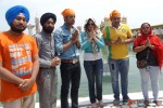 Zarine Khan visits Golden Temple while promoting 'Jatts James Bond' Pic 2