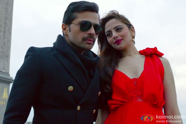 Himesh Reshammiya and Zoya Afroz in a still from movie 'The Xpose'