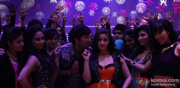 Varun Dhawan and Alia Bhatt in a still from movie 'Humpty Sharma Ki Dulhania'
