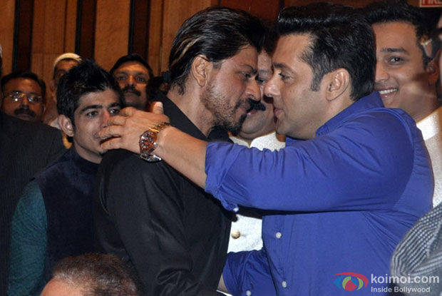 Shah Rukh Khan-Salman Khan Hug Again Shah Rukh Khan-Salman Khan Hug Again