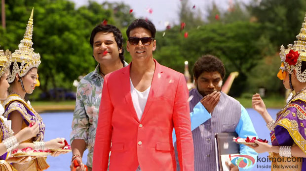 Akshay Kumar and Johnny Lever in a still from movie 'Its Entertainment'