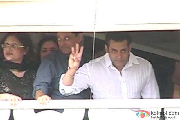 Salman Khan's Crazy Fans Wait Outside His House On Eid
