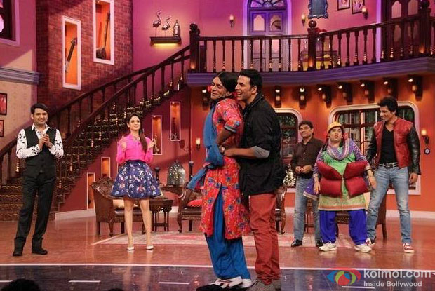 Akshay Kumar Dances With Gutthi on the sets of 'Comedy Nights With Kapil'