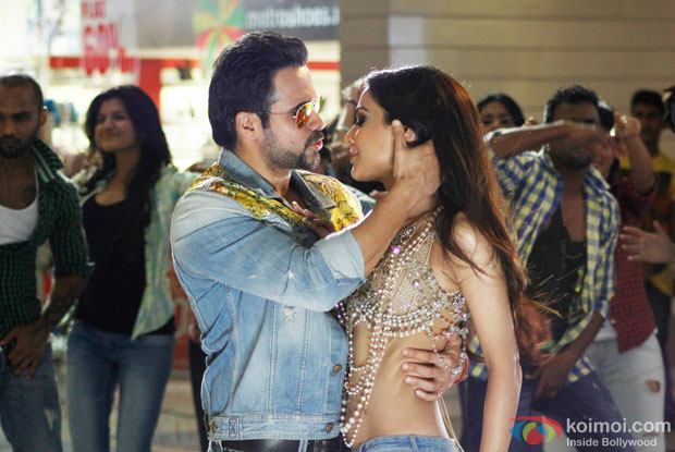 Emraan Hashmi and Humaima Malick in a 'Flip Your Collar Back' song still from movie 'Raja Natwarlal'