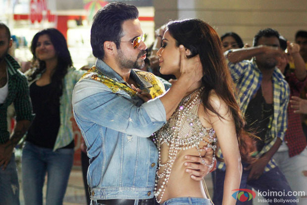 Emraan Hashmi and Humaima Malick in a still from movie 'Raja Natwarlal'