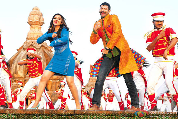 Parineeti Chopra and Aditya Roy Kapur in a 'Rangreli' song still from movie 'Daawat-E-Ishq'