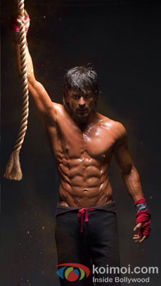 Shah Rukh Khan 8 Pack Abs still from movie 'Happy New Year'